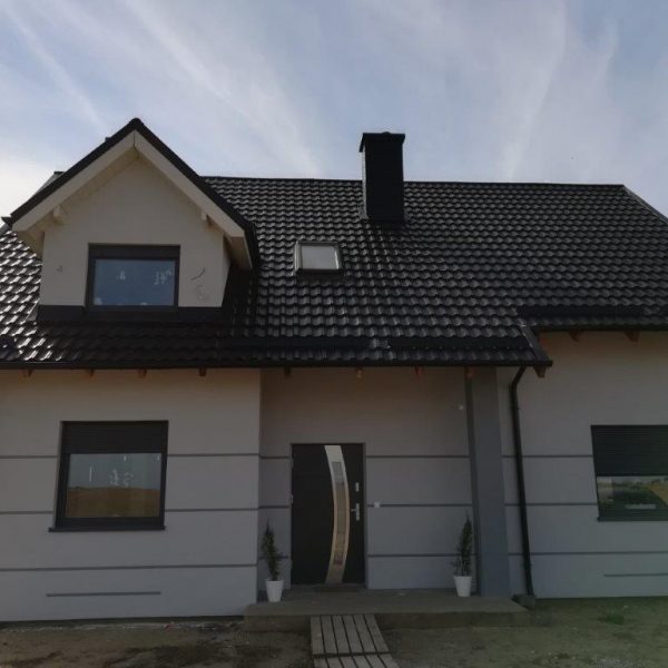 Dach pokryty blachodachówką Ruukki Finnera w głębokim, czarnym kolorze.