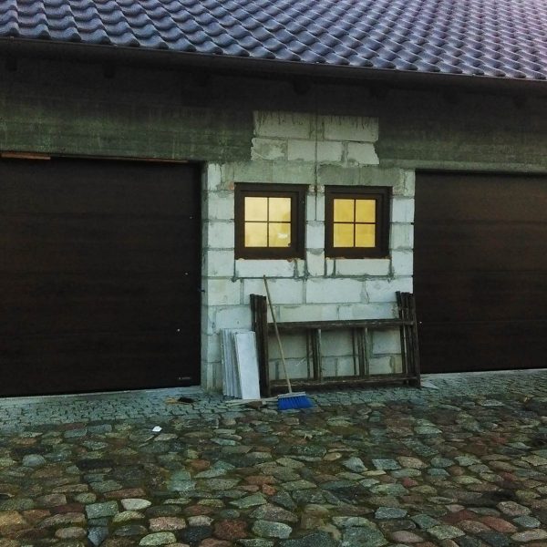Brama garażowa segmentowa bez przetłoczeń – gładka tafla w eleganckim wydaniu