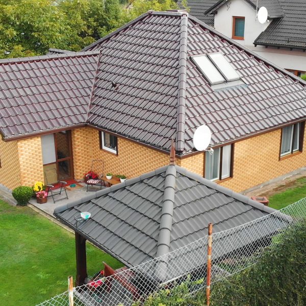 Przykład realizacji z dachówki ceramicznej Creaton Titania w kolorze brąz glazura