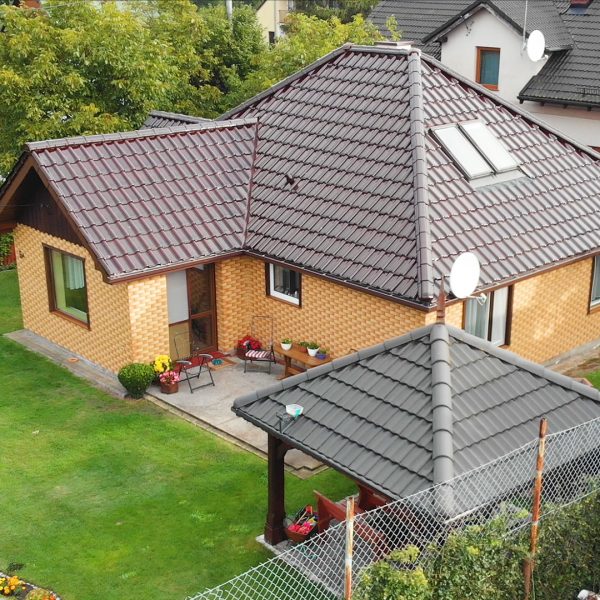Realizacja dachu z dachówki ceramicznej Creaton Titania brąz glazura – połyskliwe pokrycie na budynku