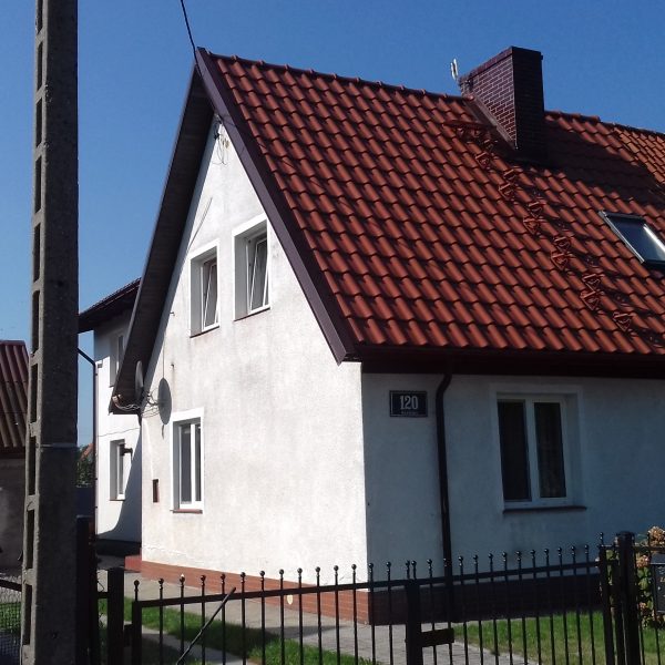 Czerwona angobowana dachówka Wienerberger Alegra 9 na dachu o klasycznej formie.