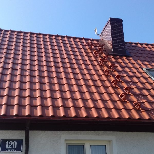 Realizacja z dachówką Wienerberger Alegra 9 czerwona angoba, nadającą bryle budynku tradycyjny charakter.