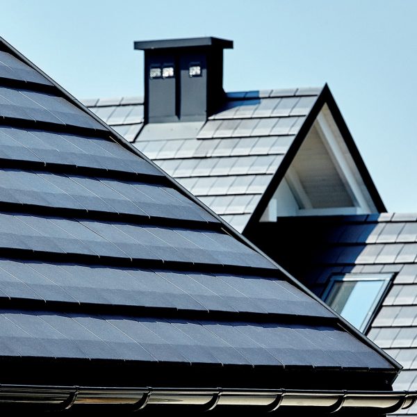 Realizacja dachu z dachówki ceramicznej Wienerberger Actua 10 – widok ułożonego pokrycia na budynku