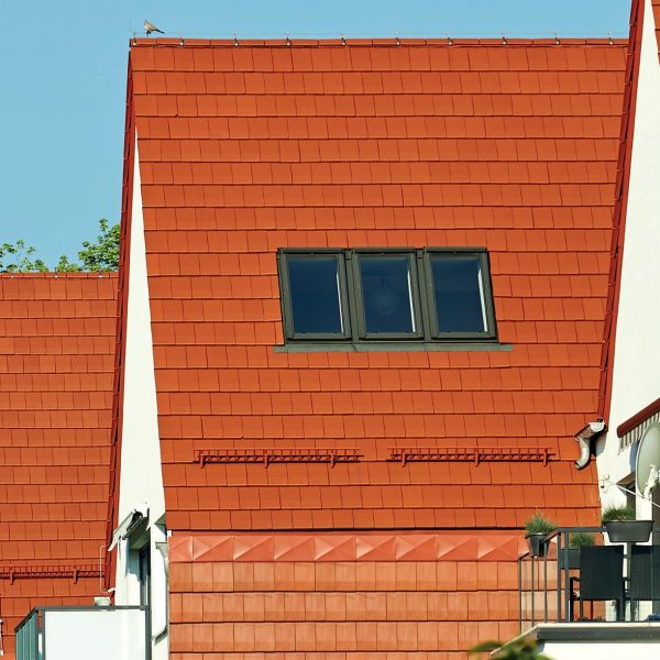 Realizacja dachu z dachówki ceramicznej Wienerberger Actua 10 – przykład ułożonego pokrycia na budynku