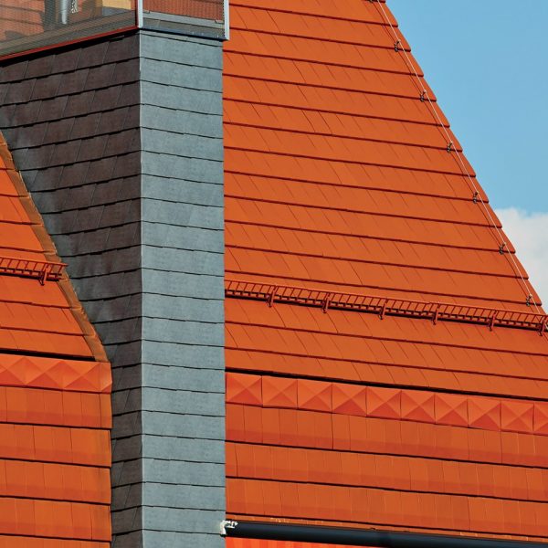 Realizacja dachu z dachówki ceramicznej Wienerberger Actua 10 – gotowe pokrycie na budynku