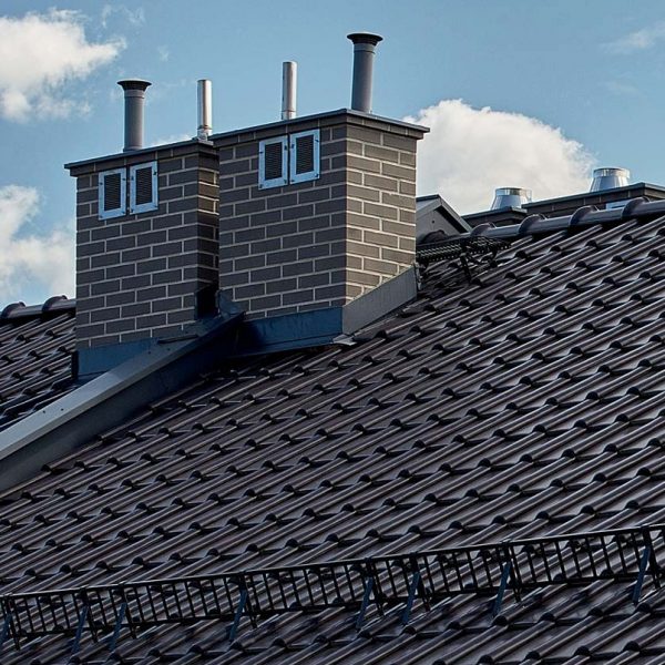 Realizacja z dachówką Wienerberger Alegra 9 na nowoczesnym budynku.