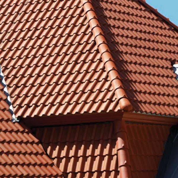 Dach z dachówką Cavus 13 – tradycyjny profil esówki z nowoczesnymi rozwiązaniami technicznymi