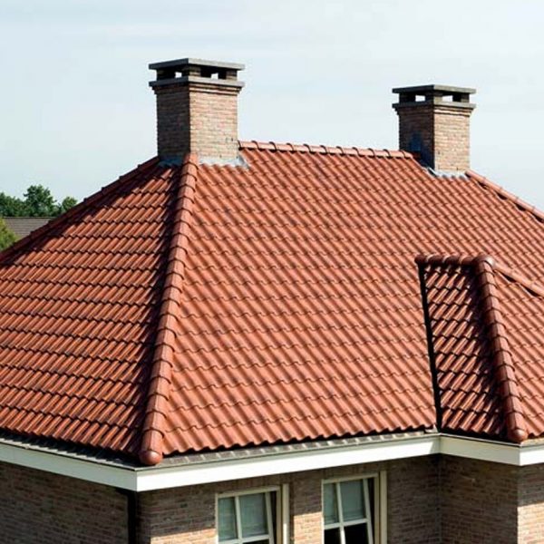 Dach pokryty dachówką ceramiczną Cavus 13 – klasyczny, falisty wzór esówki