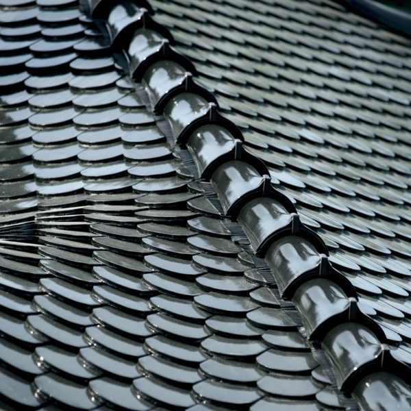 Realizacja obłego dachu z dachówki ceramicznej Wienerberger Karpiówka – tradycyjny układ rybia łuska