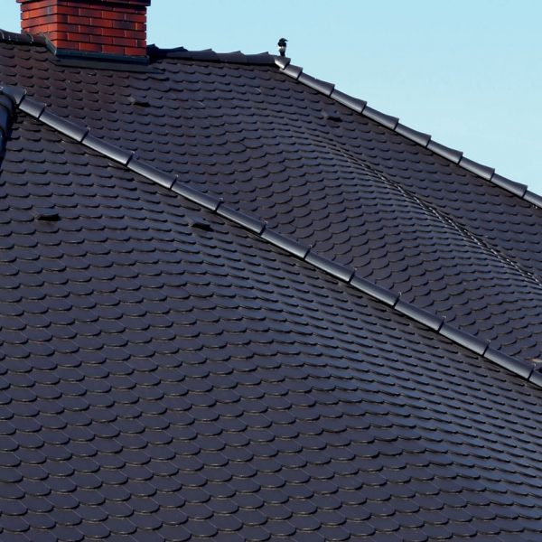 Realizacja dachu falistego z dachówki ceramicznej Wienerberger Karpiówka – ułożone pokrycie na obłym kształcie połaci