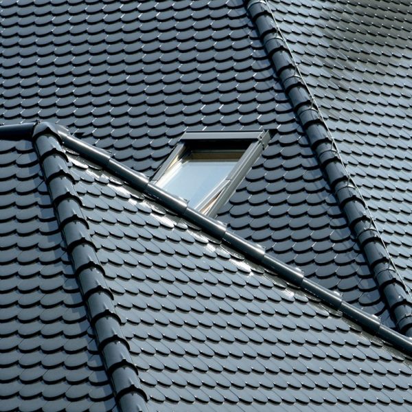 Realizacja dachu wielospadowego z dachówki ceramicznej Wienerberger Karpiówka – układ rybia łuska
