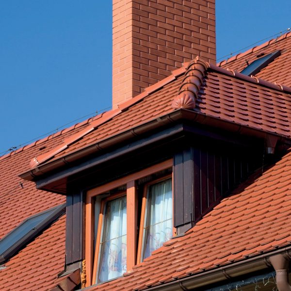 Realizacja dachu z dachówki ceramicznej ceglastej Wienerberger Karpiówka – gotowe pokrycie na budynku