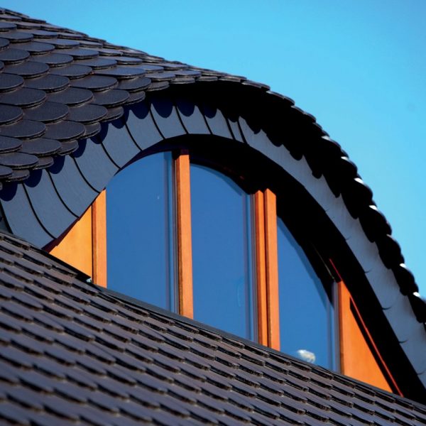 Realizacja lukarny z dachówki ceramicznej Wienerberger Karpiówka – dopasowane pokrycie na zaokrąglonej powierzchni