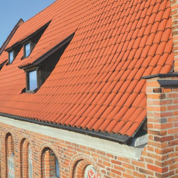 Efekt końcowy realizacji z dachówki Wienerberger Mnich-Mniszka – klasyczna architektura