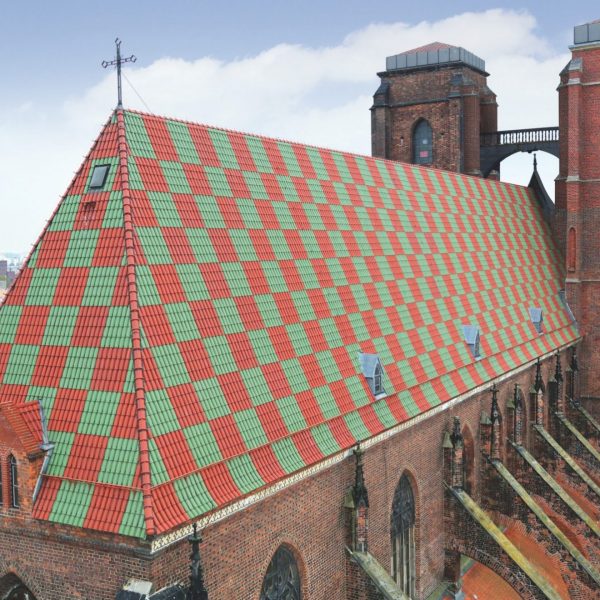Ceramiczny dach z dachówek Mnich-Mniszka – rzemieślnicze wykonanie w stylu historycznym
