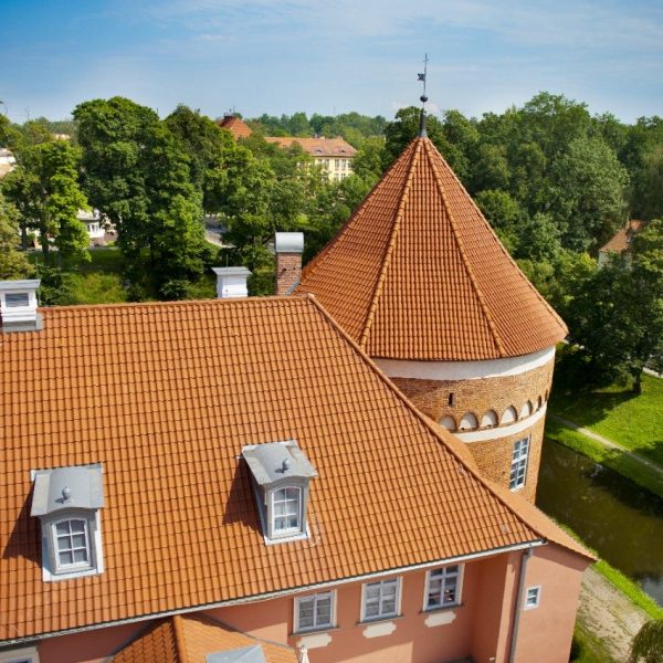 Wienerberger Mnich-Mniszka – gotowy dach z dachówki zakładkowej w stylu śródziemnomorskim