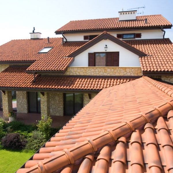 Realizacja dachu z dachówki ceramicznej Wienerberger Mnich-Mniszka – tradycyjny styl