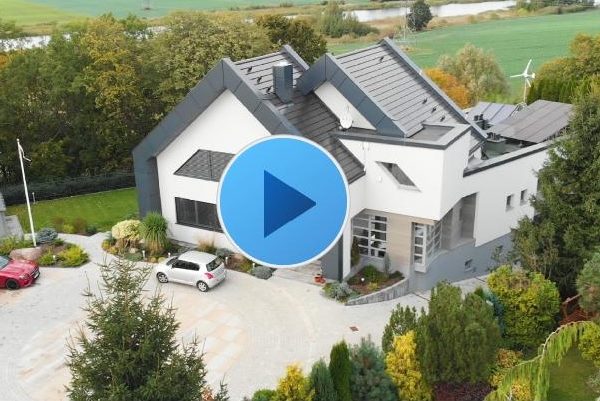 Realizacja dachu z dachówki płaskiej Creaton Domino łupek glazura – ujęcie z drona