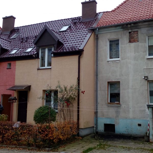 Realizacja z dachówką Braas Rubin 13 V Topline buk, nadającą budynkowi ciepły i klasyczny charakter.