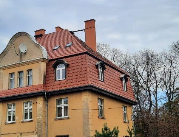 Realizacja dachu z dachówki ceramicznej Creaton Karpiówka Klassik Natura – tradycyjne naturalne wykończenie