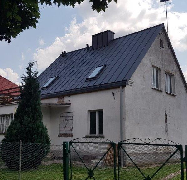 Blacha na rąbek stojący PD-510 Pruszyński na dachu o prostej, geometrycznej formie.