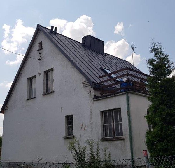 Realizacja z pokryciem dachowym z blachy na rąbek PD-510 Pruszyński w minimalistycznym stylu.