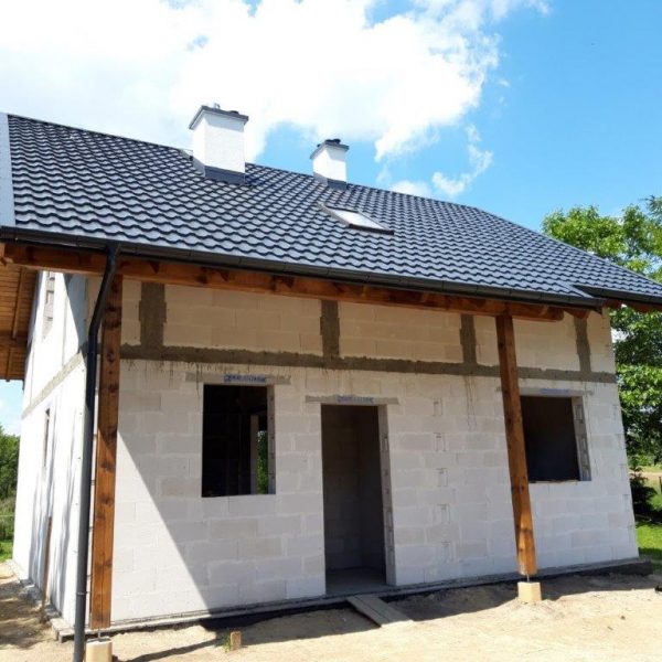 Dach z blachodachówki modułowej Ruukki Finnera grafit Crown – eleganckie wykończenie