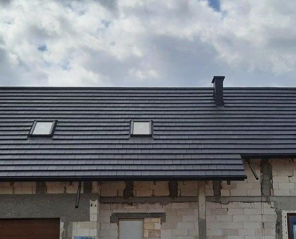 Realizacja dachu z dachówki ceramicznej Creaton Simpla czarna angoba – nowoczesne, matowe wykończenie