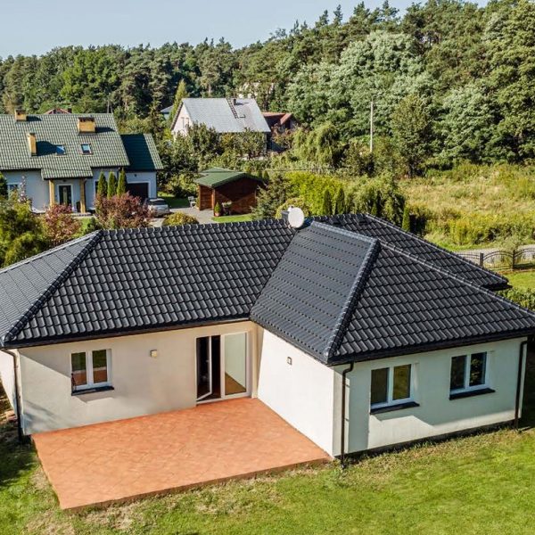Budmat Bella Sara – realizacja dachu z blachodachówki, klasyczna estetyka, trwałość i precyzyjne dopasowanie
