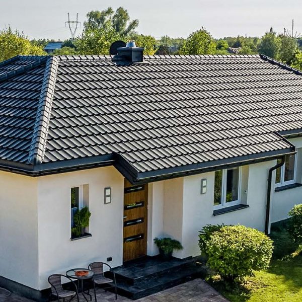Budmat Bella Sara – realizacja dachu z klasyczną blachodachówką, elegancki wygląd i solidne wykończenie