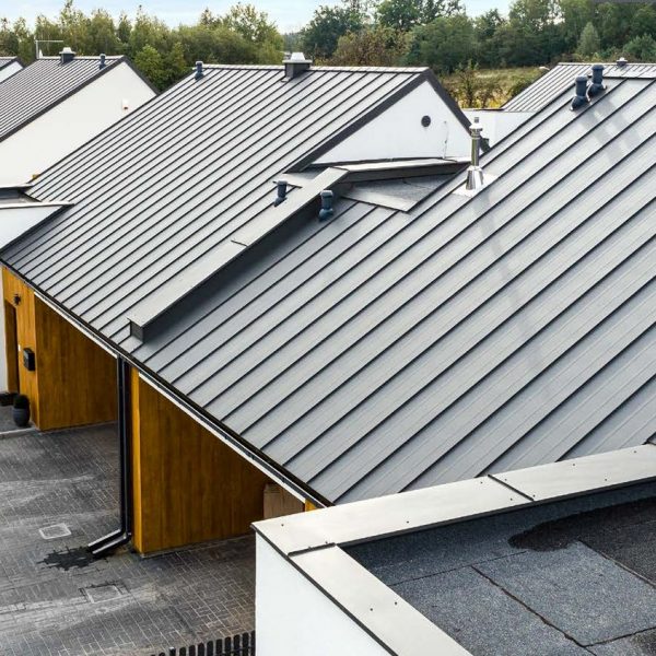 Budmat Iron Click – realizacja dachu z paneli na rąbek, nowoczesny wygląd, trwałość i precyzyjne wykończenie