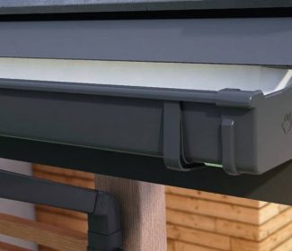 Rynny kwadratowe Galeco PVC2 na dachu – przykład profesjonalnej instalacji PVC do odprowadzania wody