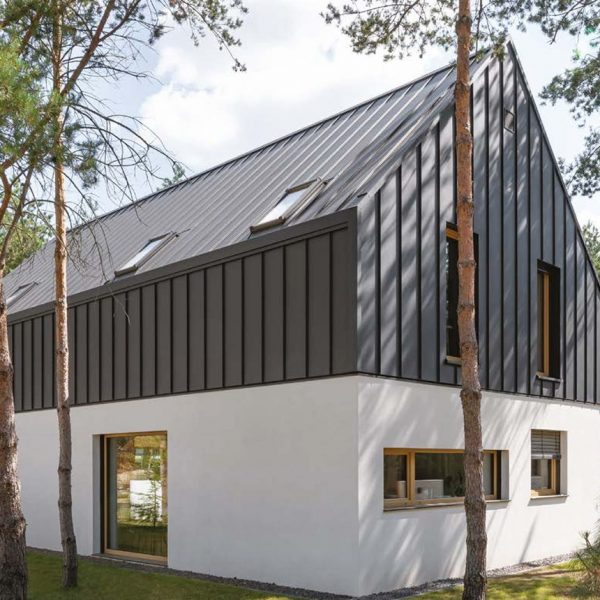 Realizacja z boku nowoczesnej stodoły z dachem Ruukki Classic – stylowe pokrycie na rąbek nadające budynkowi elegancki i minimalistyczny wygląd.