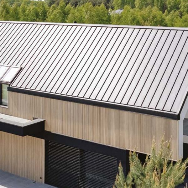 Realizacja dachu z paneli Ruukki Classic 6 – eleganckie pokrycie dachowe na rąbek z wyraźnym przetłoczeniem co 6 mm, podkreślające rytm i nowoczesny charakter budynku.