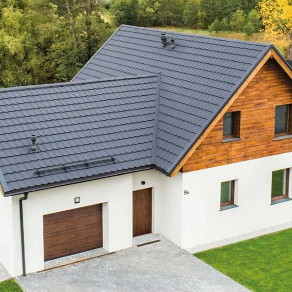 Realizacja dachu z paneli Ruukki Modular na nowoczesnym budynku mieszkalnym - realizacja