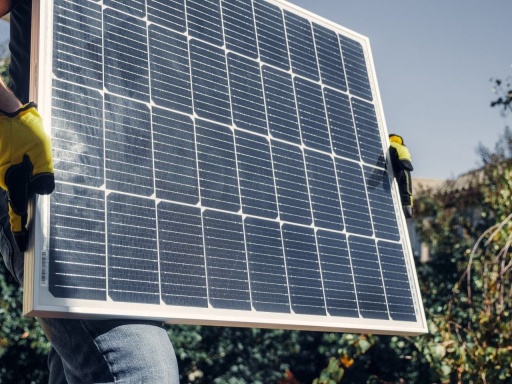 Panele fotowoltaiczne montowane na dachu, przekształcające energię słoneczną w prąd elektryczny