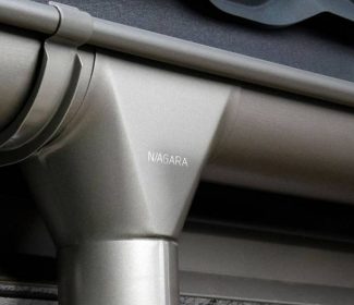 Widok z boku na stalową rynnę systemu Niagara okrągła w kolorze szarym