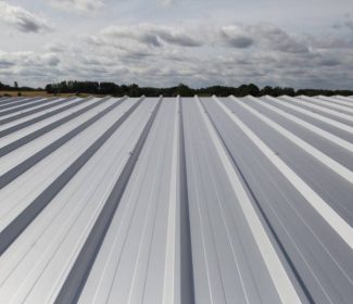 Płyty warstwowe zamontowane na elewacji budynku, tworzące estetyczne i energooszczędne wykończenie ściany
