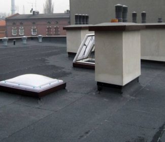 Styropapa zamontowana na dachu płaskim jako warstwa termoizolacyjna i podkład pod pokrycie papowe