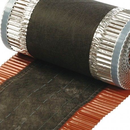 Taśma pod gąsior z włókniną i aluminiowymi bokami, zapewniająca skuteczną wentylację i ochronę kalenicy przed warunkami atmosferycznymi