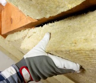 Wełna mineralna w rolkach lub płytach, stosowana do izolacji termicznej i akustycznej dachów, ścian oraz stropów