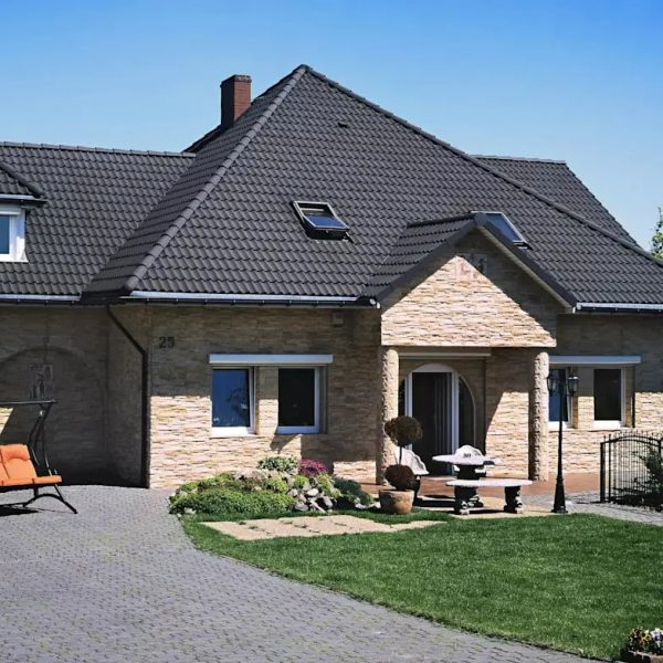 Realizacja dachu z dachówki betonowej Braas Bałtycka, tworzącej elegancką i harmonijną powierzchnię dachu