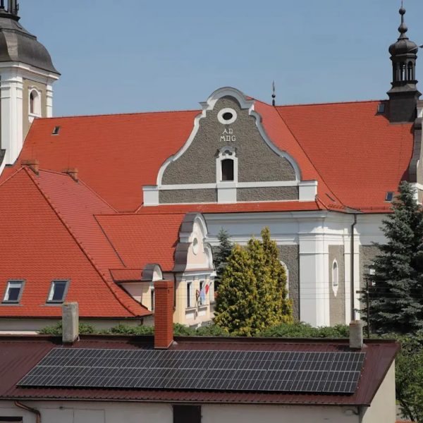 Realizacja dachu z dachówki ceramicznej Braas Opal, tworzącej elegancką i klasyczną powierzchnię dachu