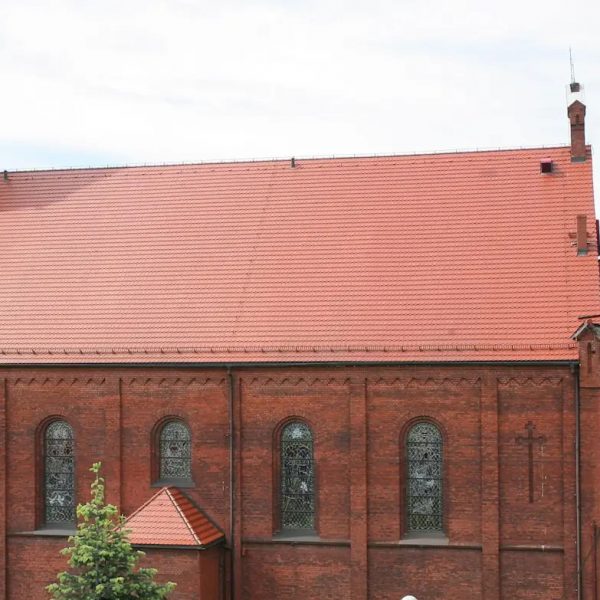 Realizacja dachu z dachówki ceramicznej Braas Opal, tworzącej elegancką i klasyczną powierzchnię dachu