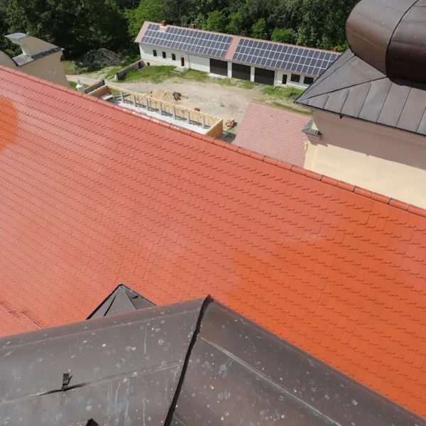 Realizacja dachu z dachówki ceramicznej Braas Opal, tworzącej elegancką i klasyczną powierzchnię dachu