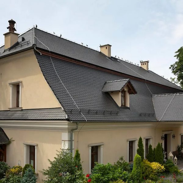 Realizacja dachu z dachówki ceramicznej Braas Opal, tworzącej elegancką i klasyczną powierzchnię dachu