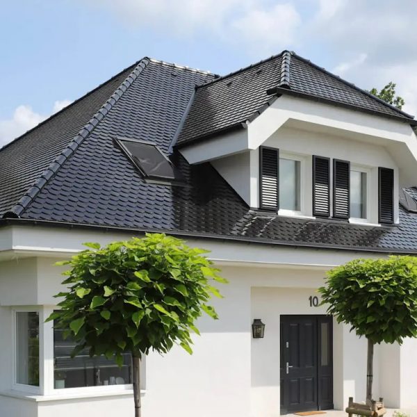 Realizacja dachu z dachówki ceramicznej Braas Opal, tworzącej elegancką i klasyczną powierzchnię dachu