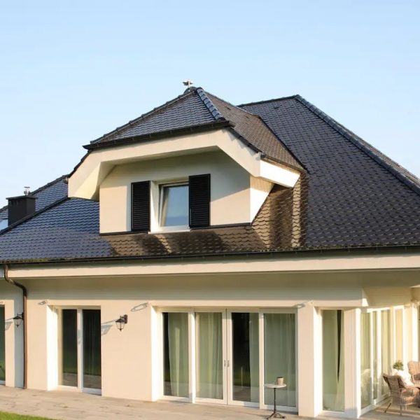 Realizacja dachu z dachówki ceramicznej Braas Opal, tworzącej elegancką i klasyczną powierzchnię dachu