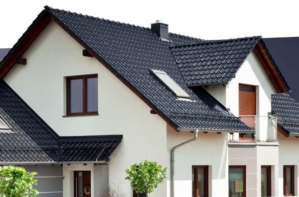 Realizacja dachu pokrytego dachówką ceramiczną Braas Rubin, o klasycznym profilu i eleganckim wykończeniu połaci dachowej