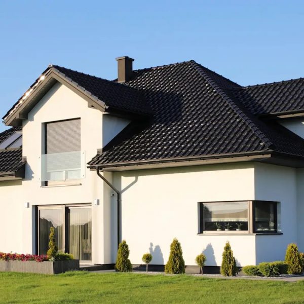 Realizacja dachu pokrytego dachówką ceramiczną Braas Rubin, o klasycznym profilu i eleganckim wykończeniu połaci dachowej